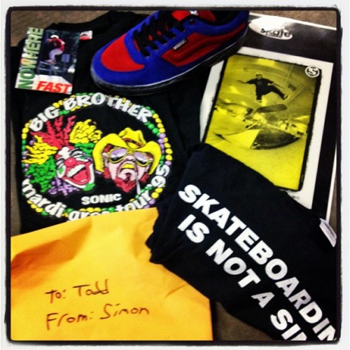 (A package from Simon to Skatelab with Vans Signature Shoes, Big Brother Mardi Grass tour shirt from ’95, some ads and a ‘Skateboarding is not a sin’ t-shirt from Simon’s own project, I’d be happy!)